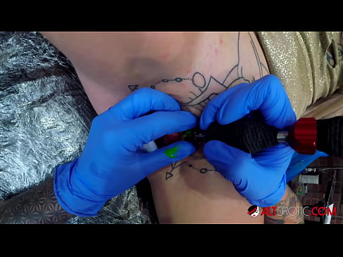 ❤️ Tsis tshua muaj tattooed hottie Sully Savage tau txais tattoo ntawm nws clitoris ❤️❌ porn ntawm hmn.megaofertas.top% ❌️ Ib